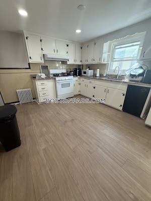 Medford 5 Beds 2 Baths Tufts - $5,800 No Fee